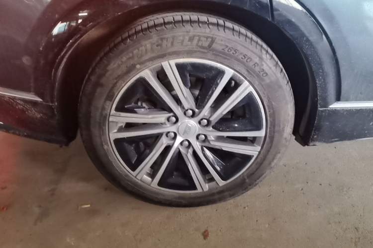 Used Cadillac LYRIQ 2022 Rear-Drive Long-Range Luxury Edition Right Rear Wheel Hub
