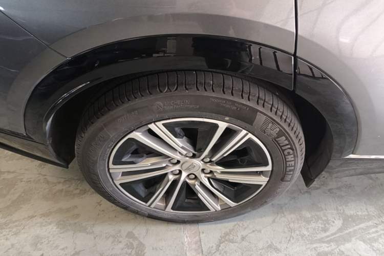 Used Cadillac LYRIQ 2022 Four-Wheel-Drive High-Performance Deluxe Edition Right Rear Wheel Hub