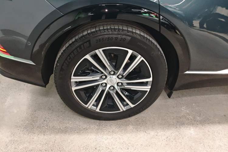 Used Cadillac LYRIQ 2022 Rear-Drive Long-Range Prestige Edition Right Rear Wheel Hub