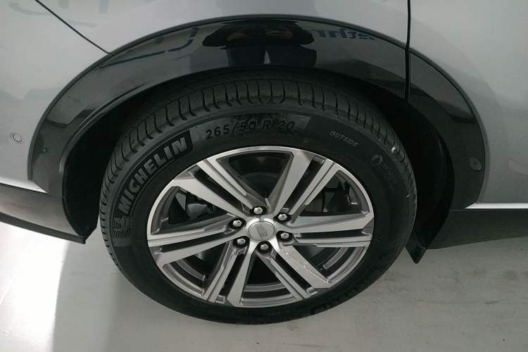 Used Cadillac LYRIQ 2022 Rear-Drive Long-Range Prestige Edition Right Rear Wheel Hub