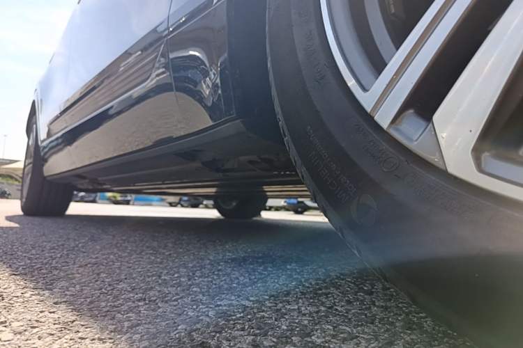 Used Cadillac LYRIQ 2022 Rear-Drive Long-Range Prestige Edition Right Side Sill