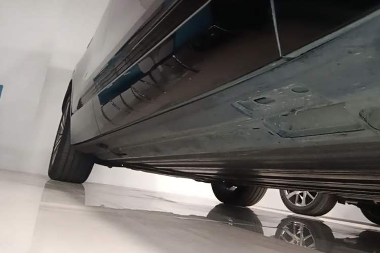 Used Cadillac LYRIQ 2022 Rear-Drive Long-Range Prestige Edition Right Side Sill