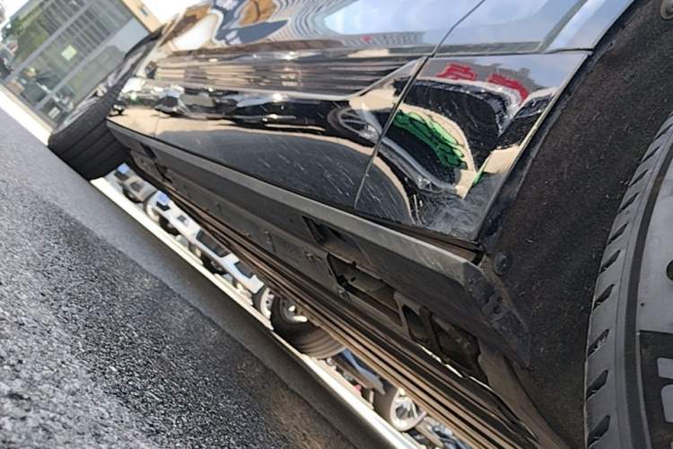 Used Cadillac LYRIQ 2022 Rear-Drive Long-Range Luxury Edition Right Side Sill