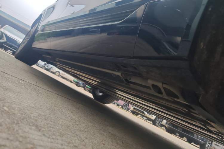 Used Cadillac LYRIQ 2022 Rear-Drive Long-Range Luxury Edition Right Side Sill
