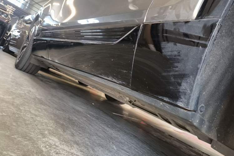 Used Cadillac LYRIQ 2022 Four-Wheel-Drive High-Performance Deluxe Edition Right Side Sill