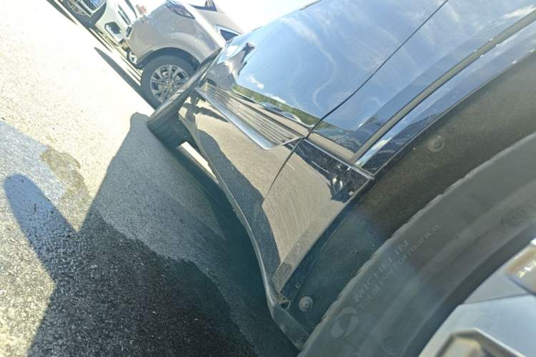 Used Cadillac LYRIQ 2022 Rear-Drive Long-Range Luxury Edition Right Side Sill
