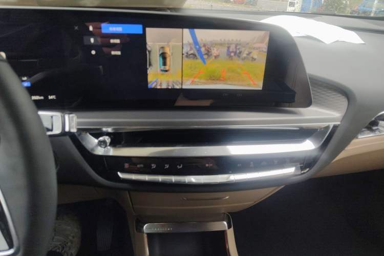 Used Cadillac LYRIQ 2022 Four-Wheel-Drive High-Performance Deluxe Edition Audio And AC Panel