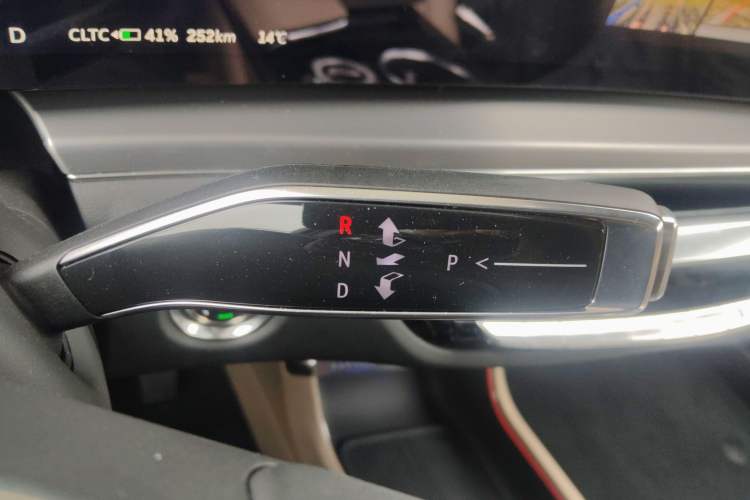 Used Cadillac LYRIQ 2022 Four-Wheel-Drive High-Performance Deluxe Edition Gear Lever