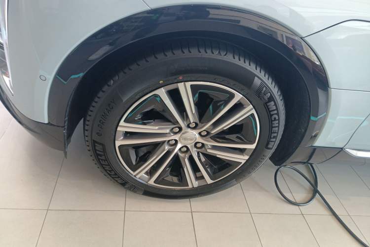 Used Cadillac LYRIQ 2022 Rear-Drive Long-Range Prestige Edition Left Front Wheel Hub