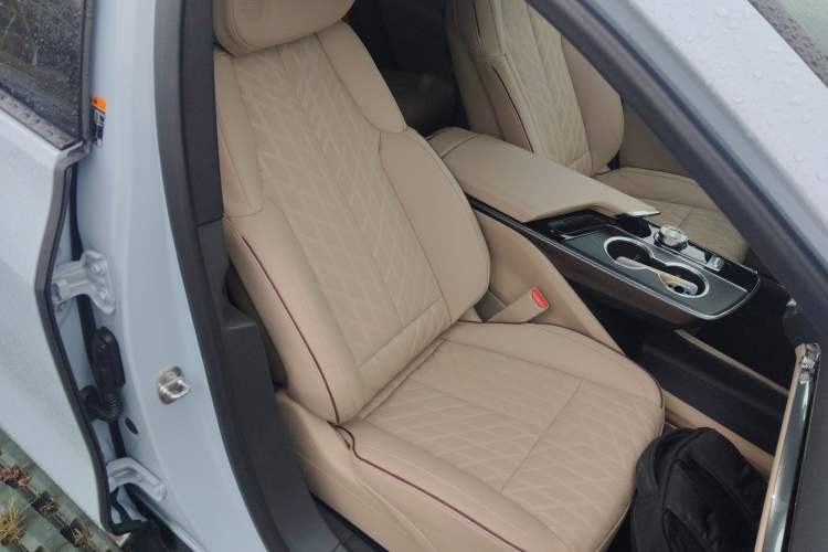 Used Cadillac LYRIQ 2022 Four-Wheel-Drive High-Performance Deluxe Edition Right Front Seat