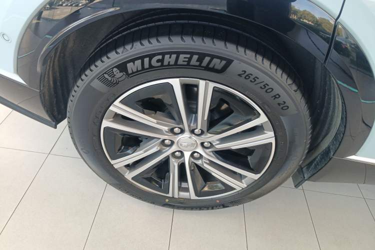 Used Cadillac LYRIQ 2022 Rear-Drive Long-Range Prestige Edition Right Rear Wheel Hub