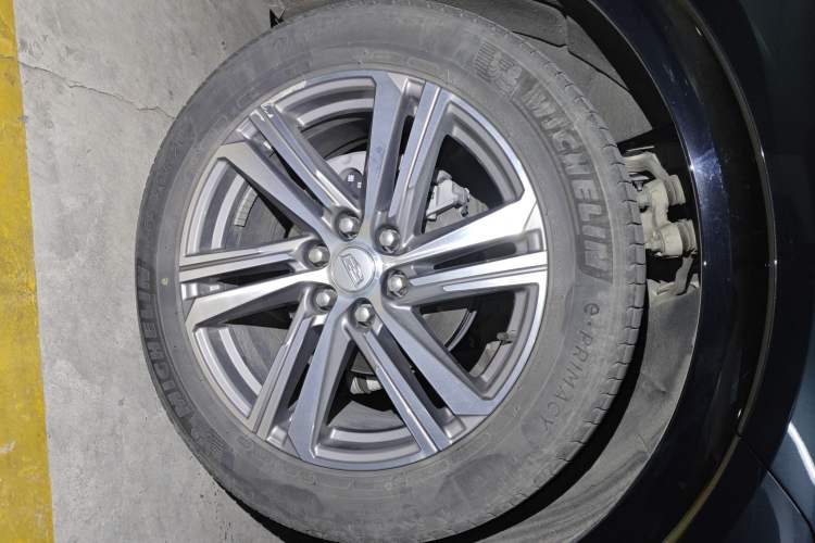 Used Cadillac LYRIQ 2022 Rear-Drive Long-Range Luxury Edition Right Front Wheel Hub
