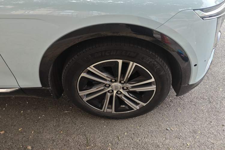 Used Cadillac LYRIQ 2022 Rear-Drive Long-Range Prestige Edition Right Front Wheel Hub