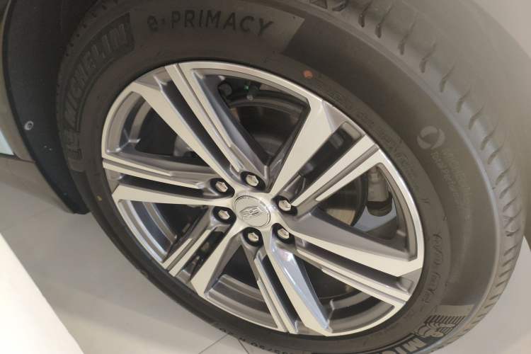 Used Cadillac LYRIQ 2022 Rear-Drive Long-Range Prestige Edition Right Front Wheel Hub