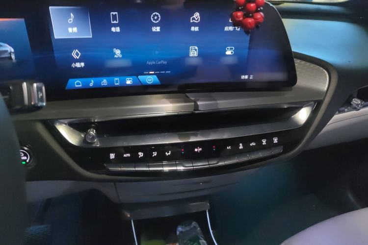 Used Cadillac LYRIQ 2022 Rear-Drive Long-Range Luxury Edition Audio And AC Panel