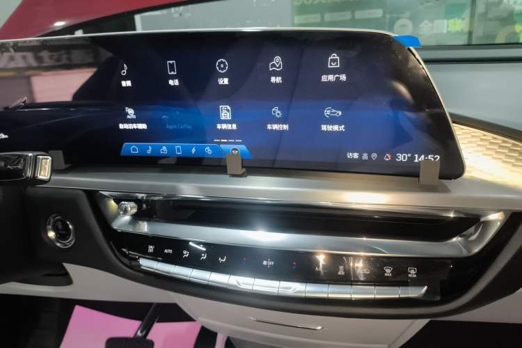 Used Cadillac LYRIQ 2022 Rear-Drive Long-Range Luxury Edition Audio And AC Panel