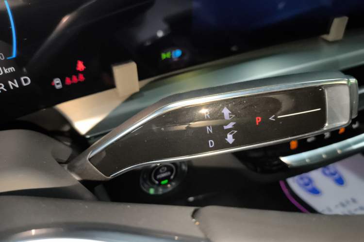 Used Cadillac LYRIQ 2022 Rear-Drive Long-Range Luxury Edition Gear Lever
