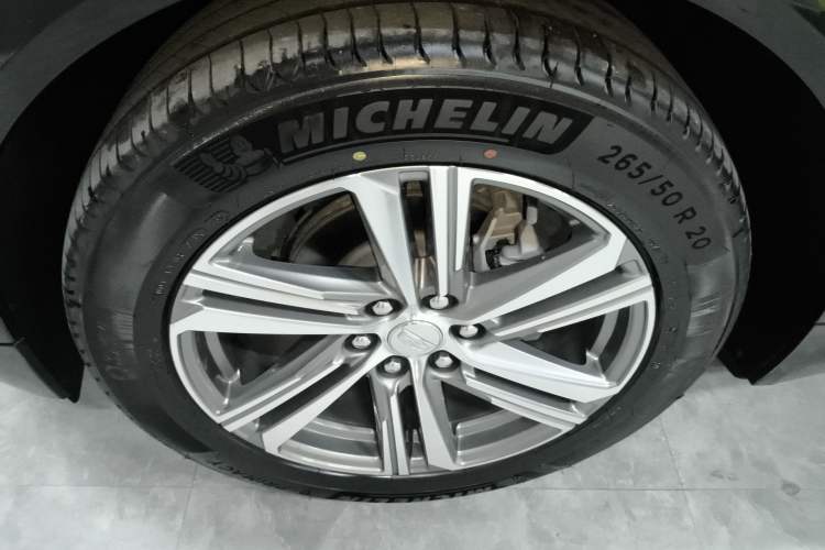 Used Cadillac LYRIQ 2022 Rear-Drive Long-Range Luxury Edition Left Front Wheel Hub