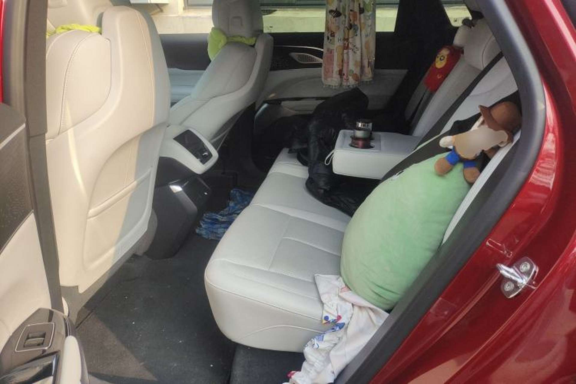 Used Cadillac LYRIQ 2022 Rear-Drive Long-Range Luxury Edition Left Rear Seat