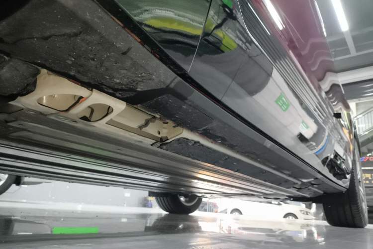Used Cadillac LYRIQ 2022 Rear-Drive Long-Range Luxury Edition Left Side Sill
