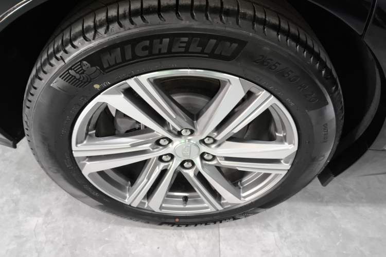 Used Cadillac LYRIQ 2022 Rear-Drive Long-Range Luxury Edition Right Rear Wheel Hub