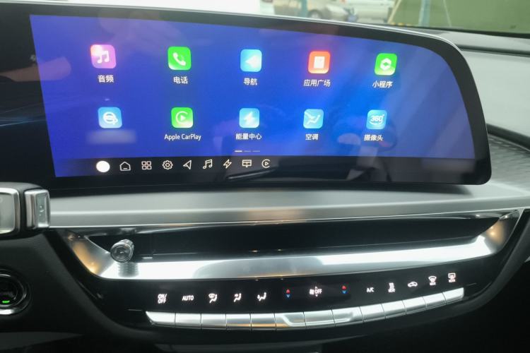 Used Cadillac LYRIQ 2022 Rear-Drive Long-Range Luxury Edition Audio And AC Panel