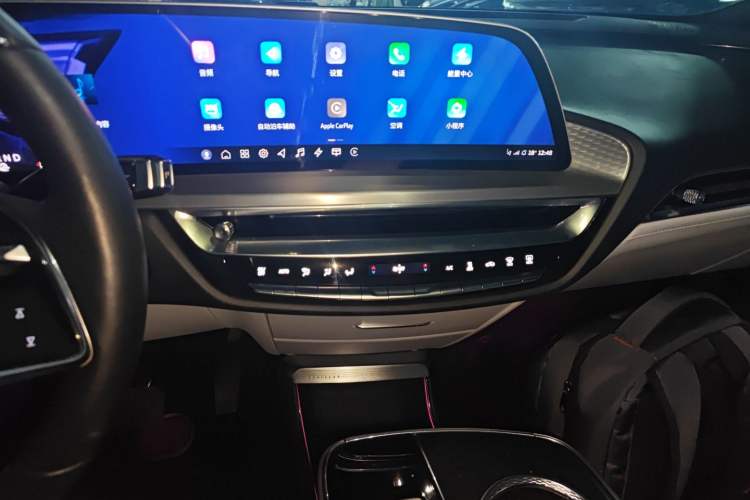 Used Cadillac LYRIQ 2022 Rear-Drive Long-Range Luxury Edition Audio And AC Panel