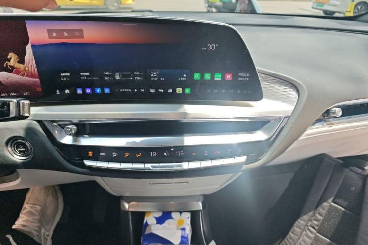 Used Cadillac LYRIQ 2022 Rear-Drive Long-Range Luxury Edition Audio And AC Panel