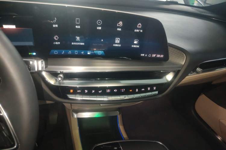 Used Cadillac LYRIQ 2022 Four-Wheel-Drive High-Performance Deluxe Edition Audio And AC Panel