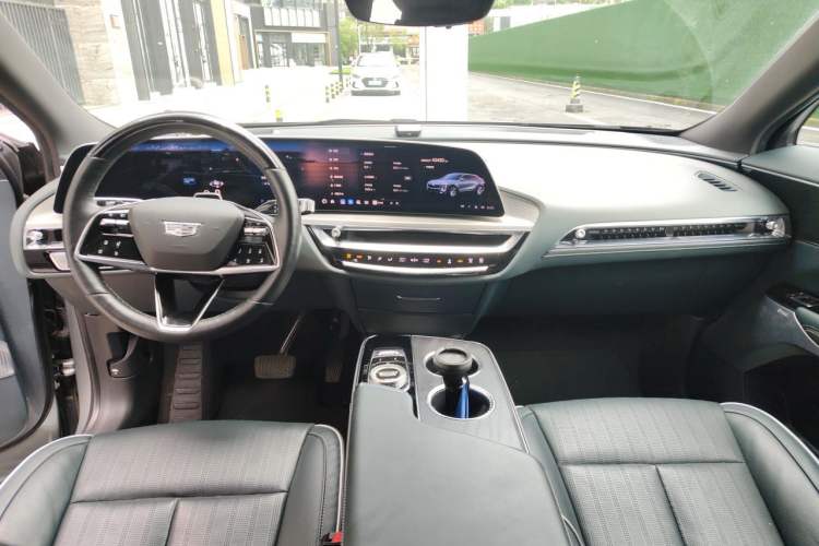 Used Cadillac LYRIQ 2022 Four-Wheel-Drive High-Performance Deluxe Edition Center Console