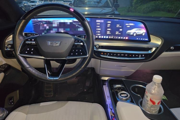 Used Cadillac LYRIQ 2022 Rear-Drive Long-Range Luxury Edition Center Console