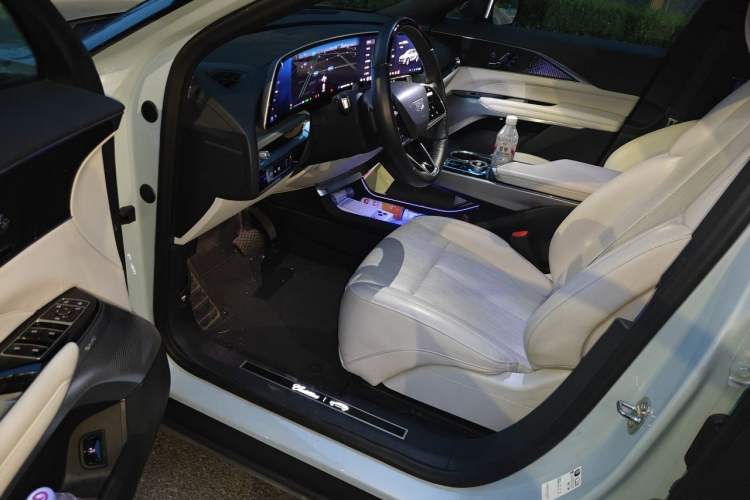 Used Cadillac LYRIQ 2022 Rear-Drive Long-Range Luxury Edition Driver Seat