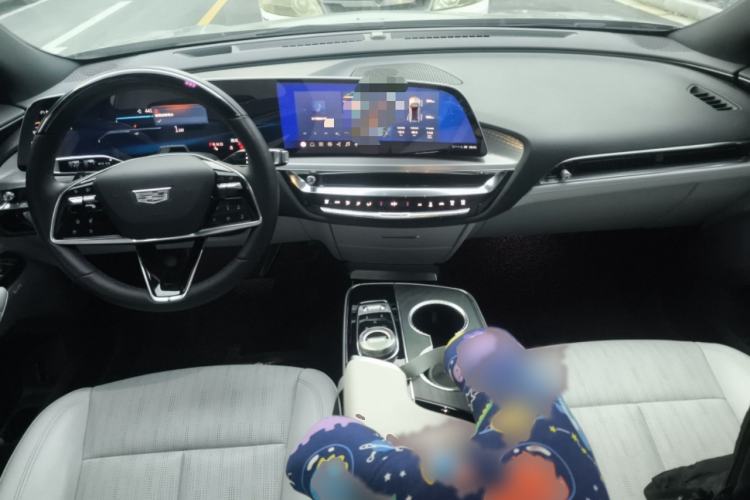Used Cadillac LYRIQ 2022 Rear-Drive Long-Range Luxury Edition Interior 2