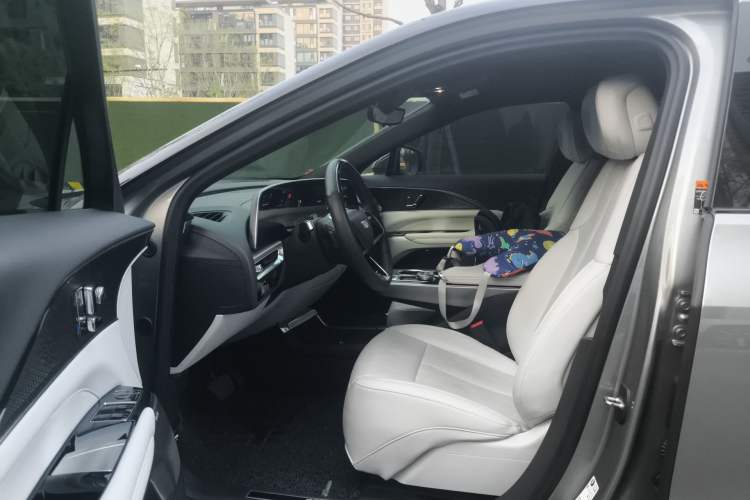 Used Cadillac LYRIQ 2022 Rear-Drive Long-Range Luxury Edition Interior 3