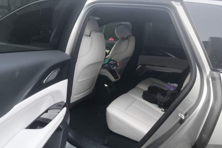 Used Cadillac LYRIQ 2022 Rear-Drive Long-Range Luxury Edition Interior 4