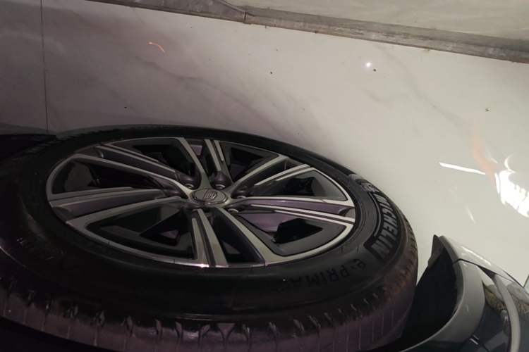 Used Cadillac LYRIQ 2022 Rear-Drive Long-Range Prestige Edition Left Front Wheel Hub