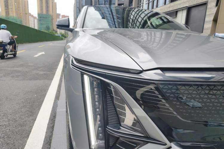 Used Cadillac LYRIQ 2022 Four-Wheel-Drive High-Performance Deluxe Edition Right Front Headlight