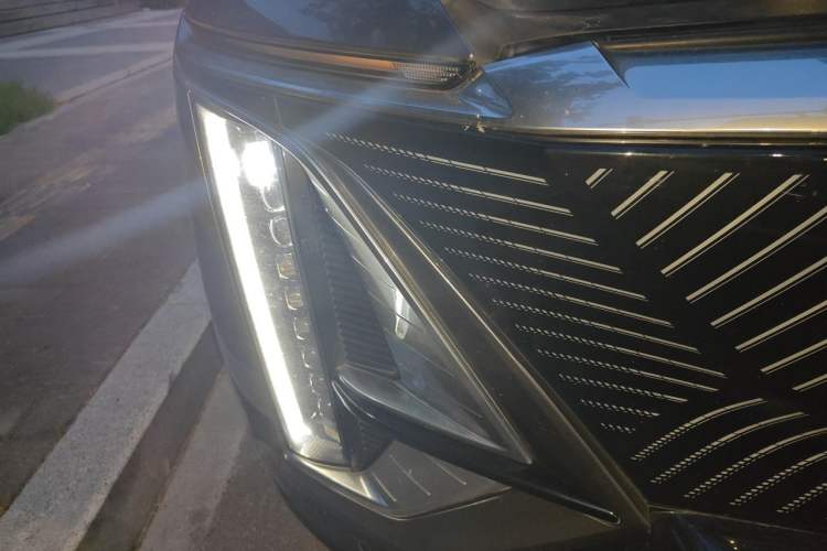 Used Cadillac LYRIQ 2022 Rear-Drive Long-Range Luxury Edition Right Front Headlight