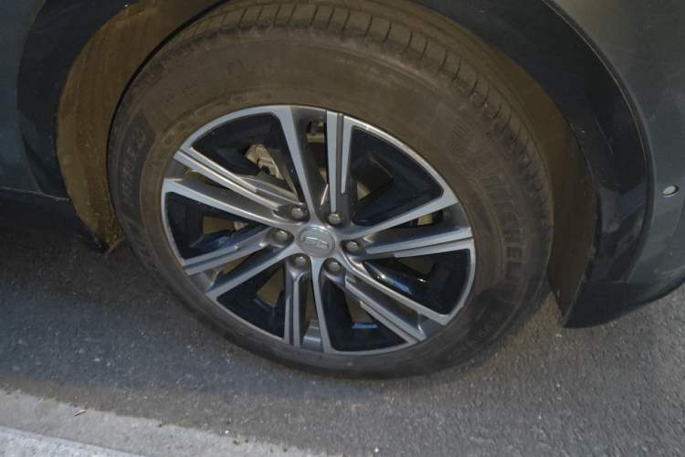 Used Cadillac LYRIQ 2022 Rear-Drive Long-Range Luxury Edition Right Front Wheel Hub