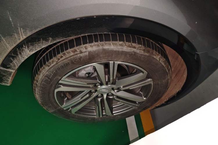Used Cadillac LYRIQ 2022 Rear-Drive Long-Range Prestige Edition Right Front Wheel Hub