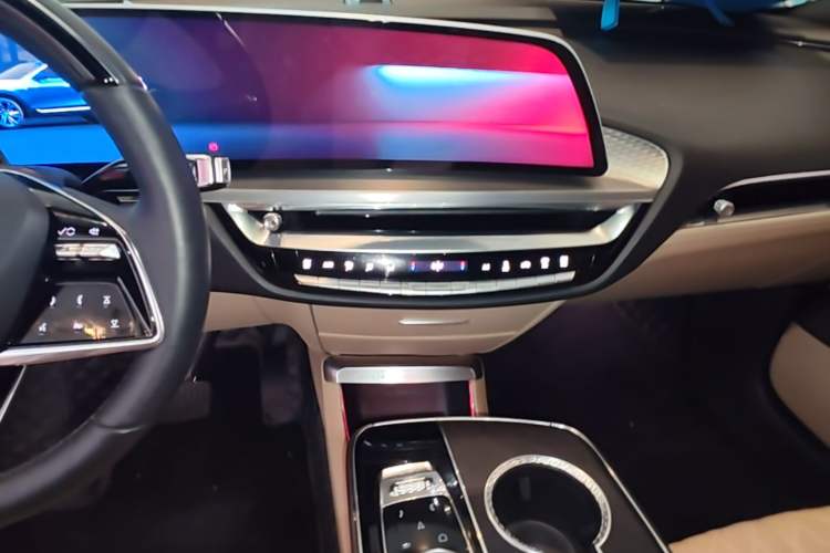 Used Cadillac LYRIQ 2022 Rear-Drive Long-Range Prestige Edition Audio And AC Panel