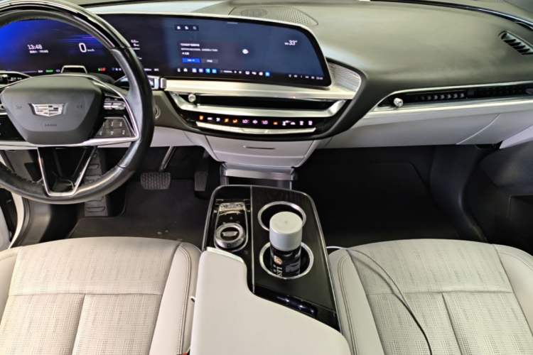 Used Cadillac LYRIQ 2022 Rear-Drive Long-Range Luxury Edition Audio And AC Panel