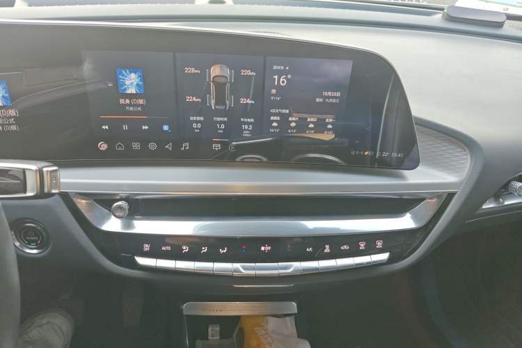 Used Cadillac LYRIQ 2022 Four-Wheel-Drive High-Performance Deluxe Edition Audio And AC Panel