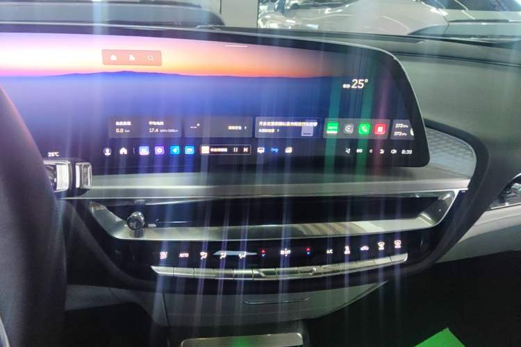 Used Cadillac LYRIQ 2022 Rear-Drive Long-Range Luxury Edition Audio And AC Panel