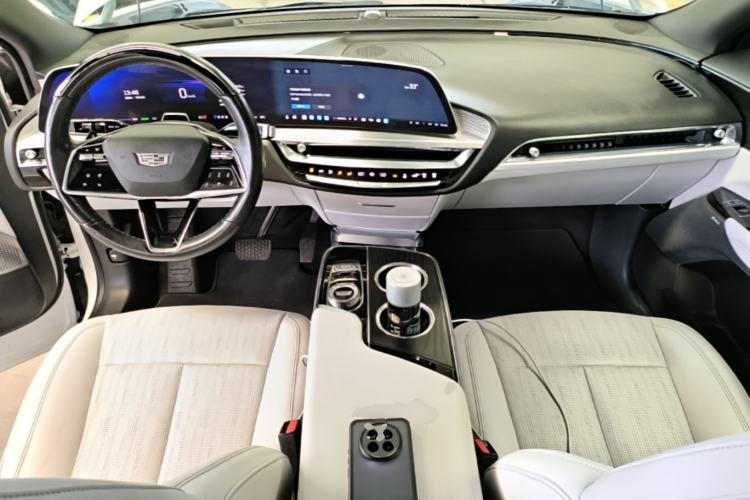 Used Cadillac LYRIQ 2022 Rear-Drive Long-Range Luxury Edition Center Console
