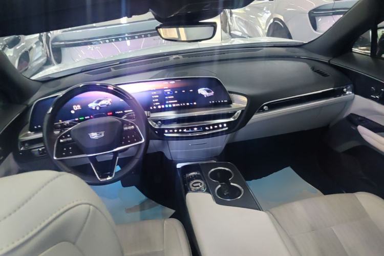 Used Cadillac LYRIQ 2022 Rear-Drive Long-Range Luxury Edition Center Console