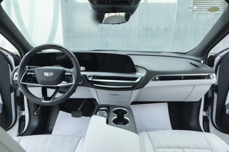 Used Cadillac LYRIQ 2022 Rear-Drive Long-Range Luxury Edition Interior 1