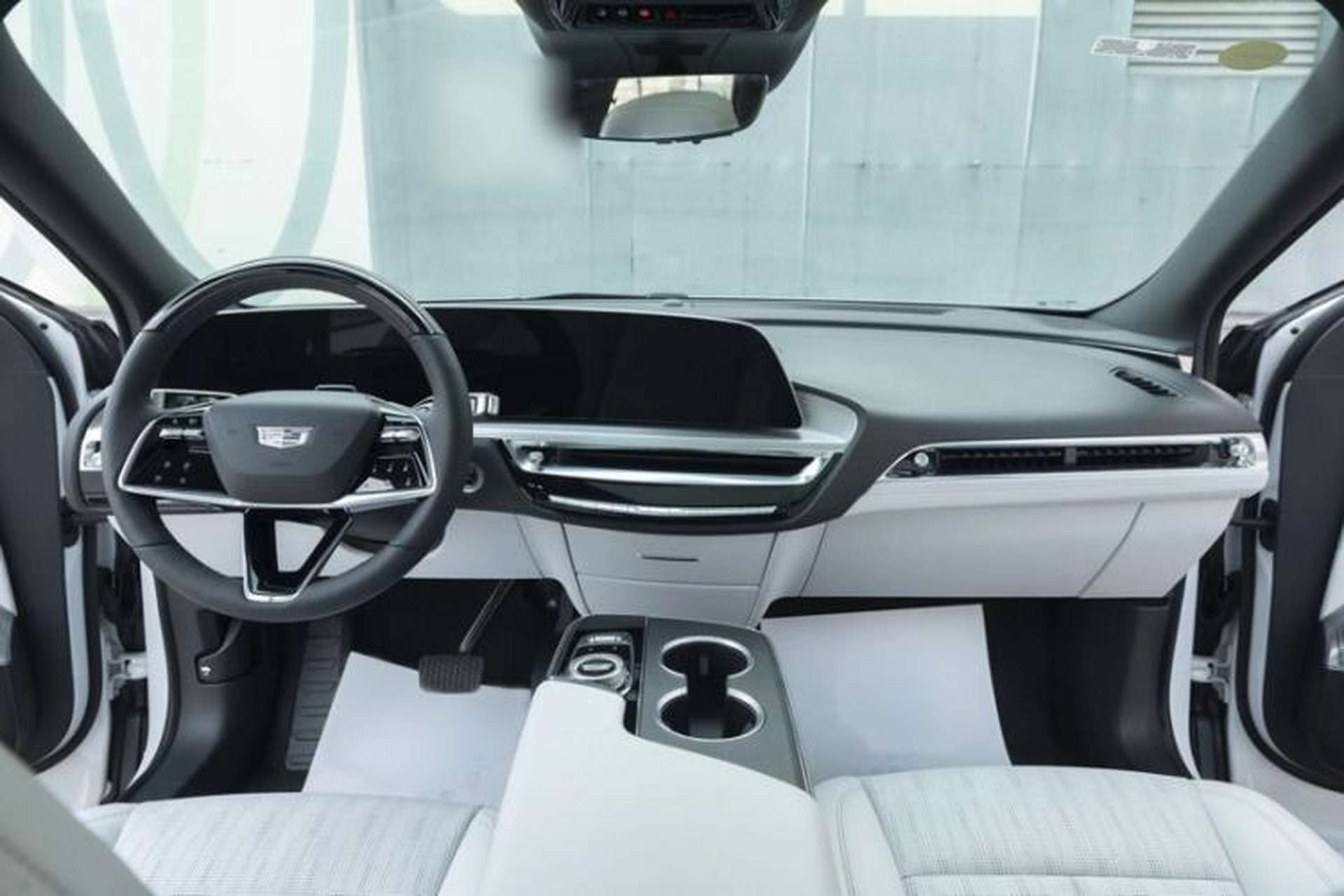 Used Cadillac LYRIQ 2022 Rear-Drive Long-Range Luxury Edition Interior 1