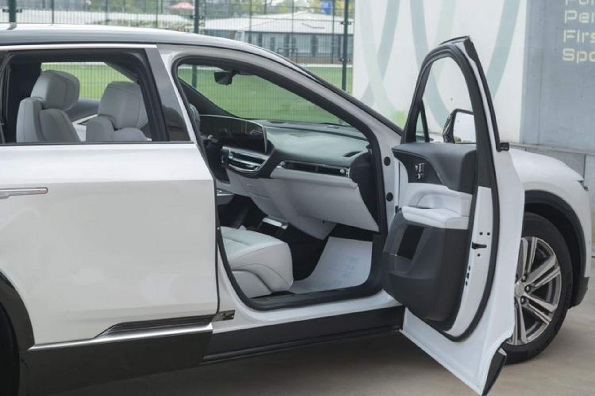 Used Cadillac LYRIQ 2022 Rear-Drive Long-Range Luxury Edition Interior 11