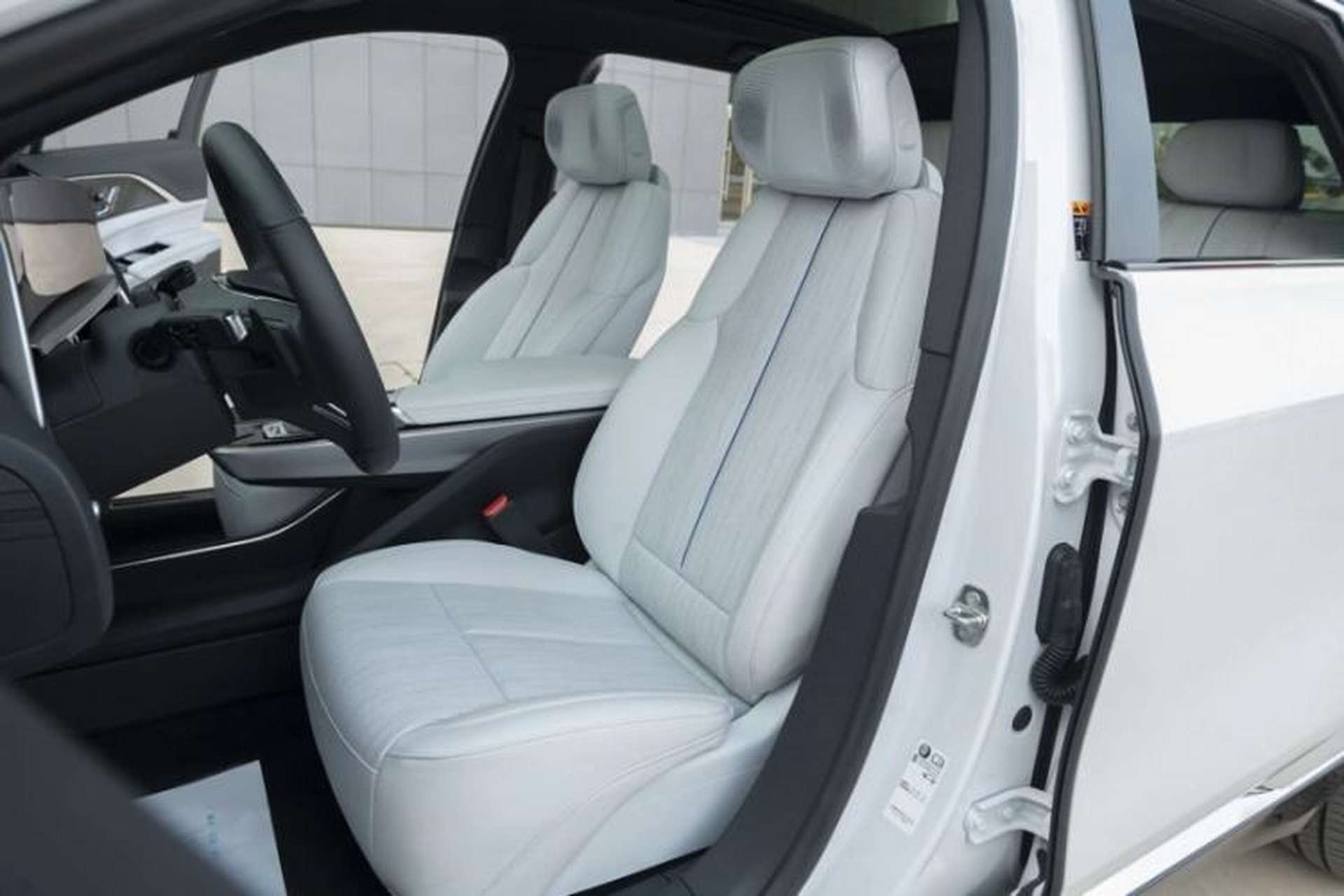 Used Cadillac LYRIQ 2022 Rear-Drive Long-Range Luxury Edition Interior 13